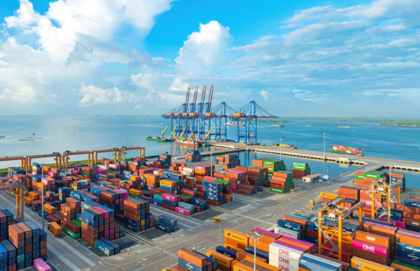 Hệ thống xe tải và kho bãi đóng vai trò quan trọng trong logistics