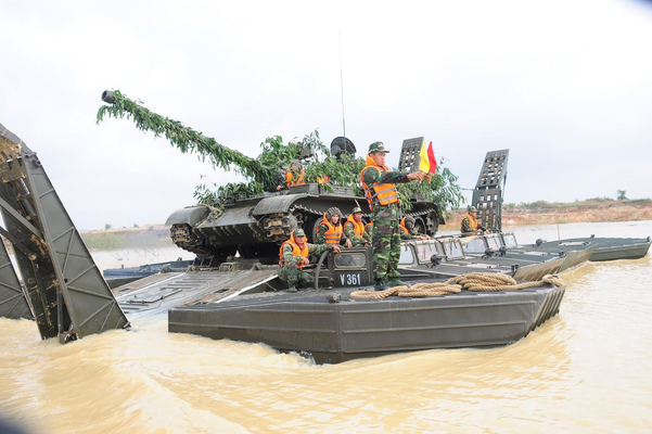 Lính công binh thời bình tham gia vào hoạt động cứu hộ cứu nạn