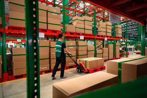 Kế hoạch tồn kho phù hợp giúp doanh nghiệp chủ động nguồn hàng và hạn chế thiếu hụt khi nhu cầu tăng mạnh.