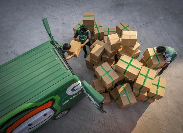Phân bổ nguồn lực linh hoạt giúp doanh nghiệp phản ứng kịp thời khi lượng đơn hoặc năng lực vận hành thay đổi ngoài dự kiến.