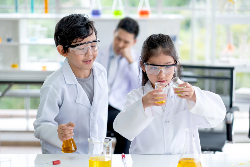 Chương trình tiếng Anh toán khoa lớp 8 kết hợp thảo luận nhóm