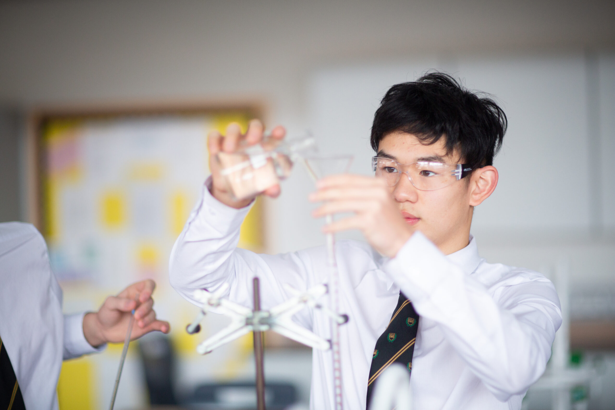 Học Hóa bằng tiếng Anh ở lớp 8: thuật ngữ cần biết và cách học hiệu quả
